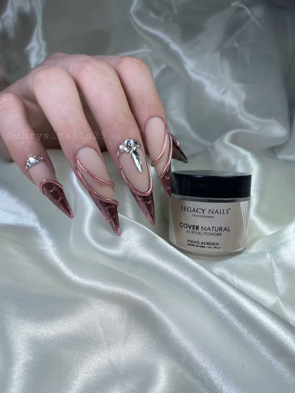 Un toque de creatividad en tus uñas: Diseños únicos para eventos especiales con LEGACY NAILS