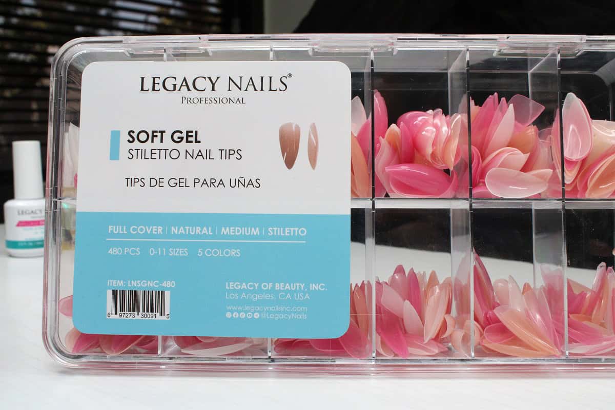 ¡Eleva tu estilo con la última novedad en uñas! Presentamos los Soft Gel Medium Stiletto Nail Tips de LEGACY NAILS