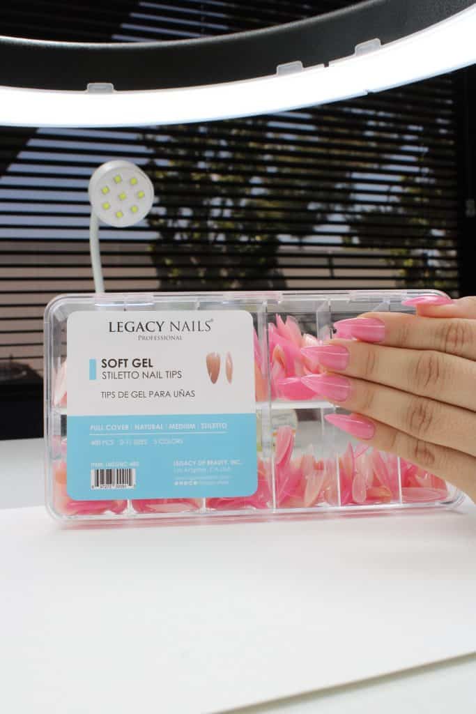 ¡Eleva tu estilo con la última novedad en uñas! Presentamos los Soft Gel Medium Stiletto Nail Tips de LEGACY NAILS 5 IMG 2437 1