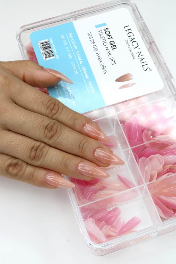 ¡Eleva tu estilo con la última novedad en uñas! Presentamos los Soft Gel Medium Stiletto Nail Tips de LEGACY NAILS 4 IMG 2452 1