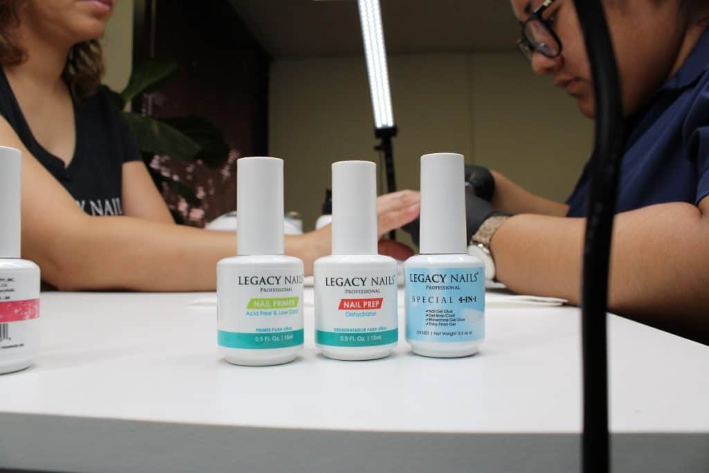 La Importancia de Usar Preparadores de Uñas Antes de Crear Tu Set de Uñas en las Manos con Productos LEGACY 5 IMG 0900 1