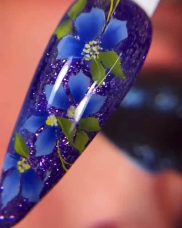 Deslumbra con Estilo: El Arte de la Aplicación del Brilliant Finish de Legacy Nails 4 photo 2023 12 16 08 59 44