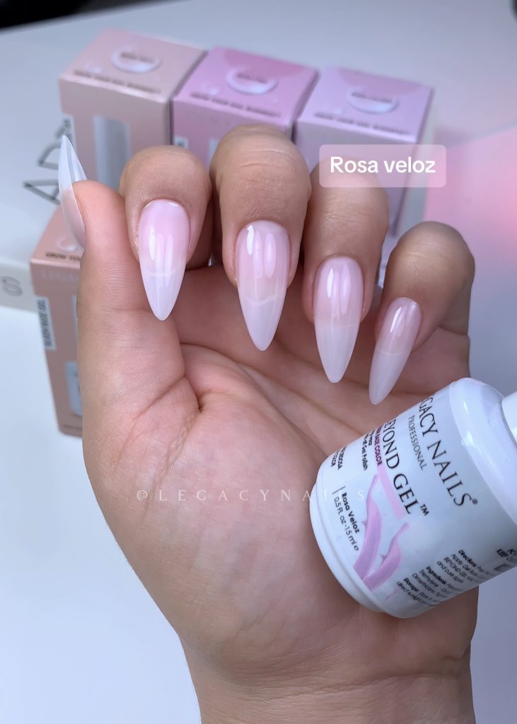 ¿Tus clientas te piden tonos más naturales, capitas más ligeras y un acabado elegante? 6 IMG 3302