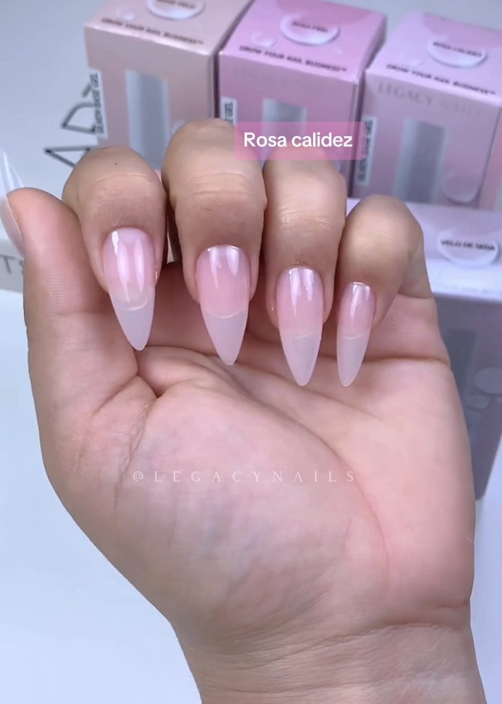 ¿Tus clientas te piden tonos más naturales, capitas más ligeras y un acabado elegante? 8 IMG 3303